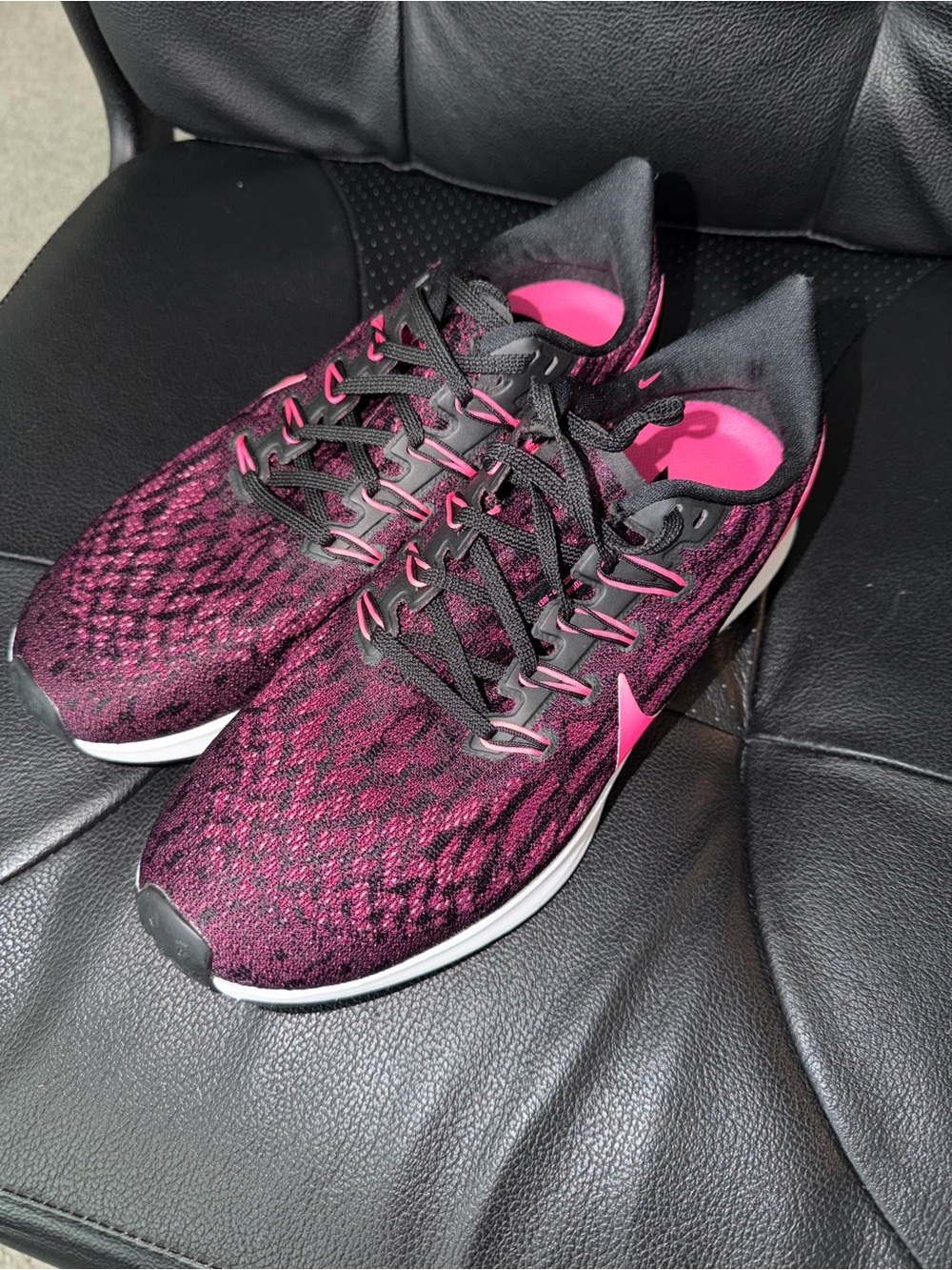 Nike Women's Black and Hot Pink Lightweight Run Shoes